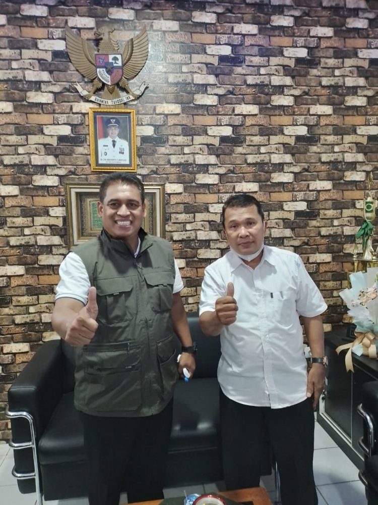 Jurnalis Mitra Polri (Mitrapolri.com) Robert Hutagalung berfoto bersama Camat Bekasi Selatan Bapak Ashari, ST., MM.