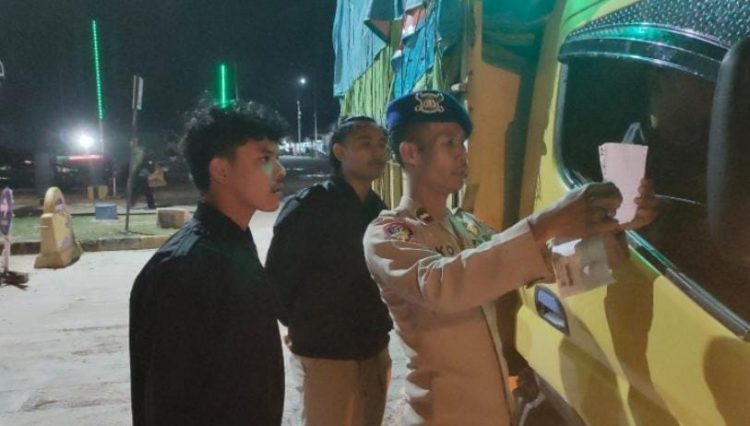 Tim Sat Polairud Polres Bangka Barat dan Personil gabungan Polres Bangka Barat melakukan pemeriksaan setiap kendaraan yang masuk ke wilayah Bangka yang melewati pelabuhan Tanjung kalian Muntok