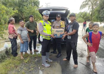 Salah satu Pengusaha muda Maulana dari Alue Bilie Kecamatan Darul Makmur salurkan Bantuan masa panik berupa mie instan dan susu, pasca banjir di desa Ujong Krueng