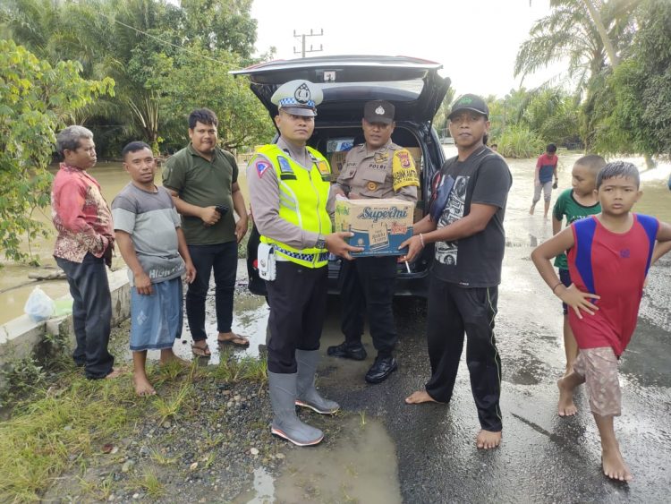 Salah satu Pengusaha muda Maulana dari Alue Bilie Kecamatan Darul Makmur salurkan Bantuan masa panik berupa mie instan dan susu, pasca banjir di desa Ujong Krueng