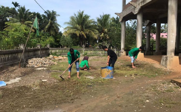 Mahasiswa kuliah kerja nyata (KKN) dari Kelompok 62 Universitas Malikussaleh melakukan kegiatan bakti sosial di Desa Baro Kulam gajah