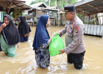 Waka Polres Aceh Barat Kompol Aditia Kusuma, S.I.K meninjau langsung lokasi bencana banjir yang terjadi di kecamatan Woyla Barat sekaligus menyalurkan bantuan