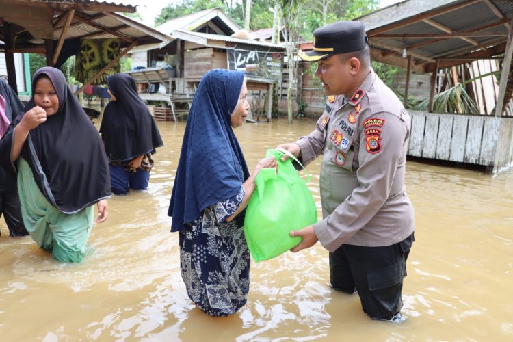 Waka Polres Aceh Barat Kompol Aditia Kusuma, S.I.K meninjau langsung lokasi bencana banjir yang terjadi di kecamatan Woyla Barat sekaligus menyalurkan bantuan