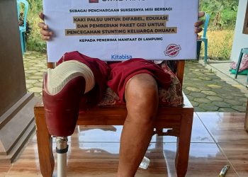 Kolaborasi Lembaga Kesejahteraan Sosial (LKS) Alamanda Kabupaten Tanggamus dan Bank CIMB Niaga menyerahkan bantuan kaki palsu kepada empat penyandang Disabilitas