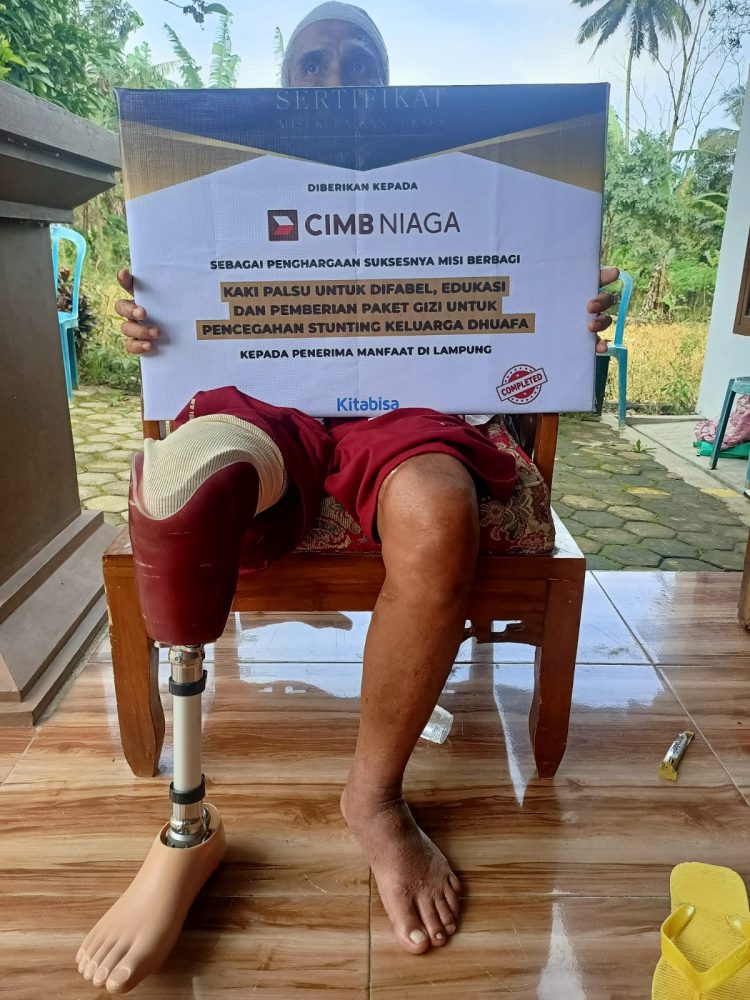 Kolaborasi Lembaga Kesejahteraan Sosial (LKS) Alamanda Kabupaten Tanggamus dan Bank CIMB Niaga menyerahkan bantuan kaki palsu kepada empat penyandang Disabilitas