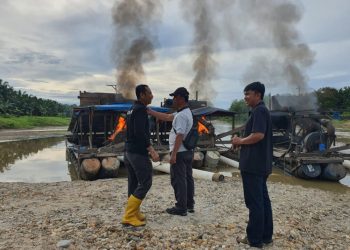 Penertiban penambangan emas tanpa izin (PETI) tersebut di pimpin langsung oleh Kapolres Kuantan Singingi AKBP Rendra Okta Dinata, S.I.K., M.Si., beserta di ikuti oleh Kasat Reskrim Polres Kuansing AKP Linter Sihaloho, S.H., M.H, Kapolsek Kuantan Mudik IPTU Ferry M Fadillah, SH, Kanit Idik I Satreskrim Polres Kuansing