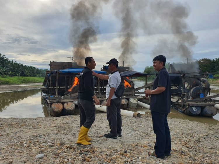 Penertiban penambangan emas tanpa izin (PETI) tersebut di pimpin langsung oleh Kapolres Kuantan Singingi AKBP Rendra Okta Dinata, S.I.K., M.Si., beserta di ikuti oleh Kasat Reskrim Polres Kuansing AKP Linter Sihaloho, S.H., M.H, Kapolsek Kuantan Mudik IPTU Ferry M Fadillah, SH, Kanit Idik I Satreskrim Polres Kuansing