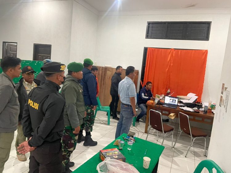 Personil Polres Dairi yang dipimpin oleh Perwira pengawas polres Dairi yaitu Ipda P Lumbantoruan bersama personil kodim 0206 Dairi dan Satpol PP pemerintah kabupaten Dairi menggelar kegiatan rutin yang ditingkatkan dengan cara patroli blue light