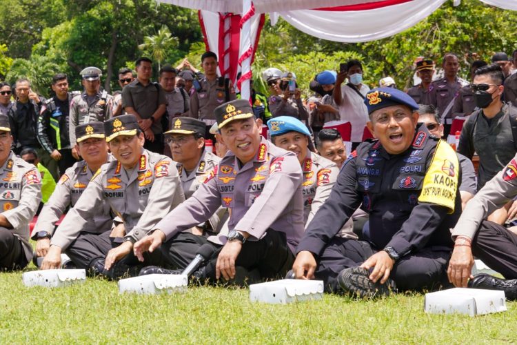Kapolri Jenderal Listyo Sigit Prabowo bersama Pejabat Utama (PJU) Mabes Polri menggelar gladi bersih apel pasukan pengamanan KTT G20 di Bali