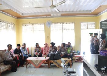 Wakapolres Dumai Kompol Josina Lambiombir, S.H, S.I.K beserta rombongan mendatangi Panti Asuhan Halimatussya'diah Muhammadiyah memberikan bantuan ratusan paket makanan siap santap