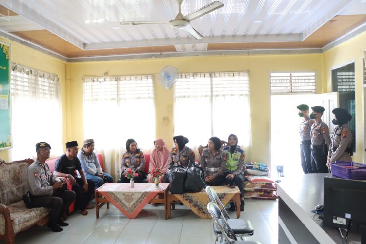Wakapolres Dumai Kompol Josina Lambiombir, S.H, S.I.K beserta rombongan mendatangi Panti Asuhan Halimatussya'diah Muhammadiyah memberikan bantuan ratusan paket makanan siap santap