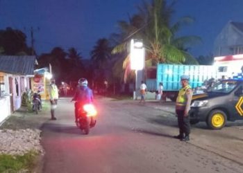 Personil Polsek Wori melakukan Pos Cakalang (Polisi cegah Kemacetan dan pelanggan)