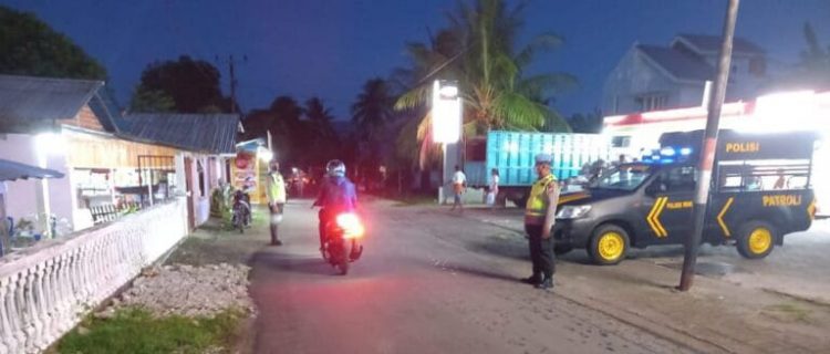 Personil Polsek Wori melakukan Pos Cakalang (Polisi cegah Kemacetan dan pelanggan)
