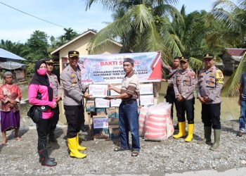 Kapolres Nagan Raya AKBP Setiyawan Eko Prasetiya, S.H.,S.I.K. turun langsung ke lokasi untuk memberikan bantuan berupa sembako kepada masyarakat yang terdampak banjir di Tripa Makmur