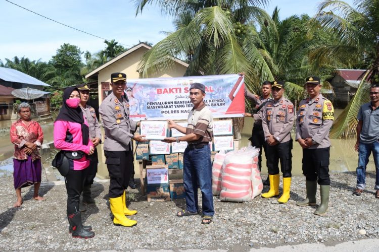 Kapolres Nagan Raya AKBP Setiyawan Eko Prasetiya, S.H.,S.I.K. turun langsung ke lokasi untuk memberikan bantuan berupa sembako kepada masyarakat yang terdampak banjir di Tripa Makmur