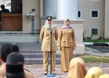 Bupati, Fitriany Farhas, AP, S.Sos.,M.Si gelar apel gabungan dihalaman kantor bupati setempat