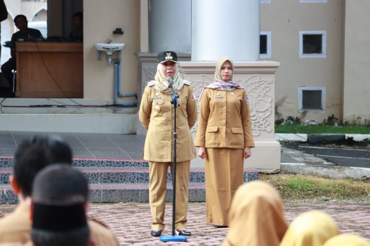 Bupati, Fitriany Farhas, AP, S.Sos.,M.Si gelar apel gabungan dihalaman kantor bupati setempat