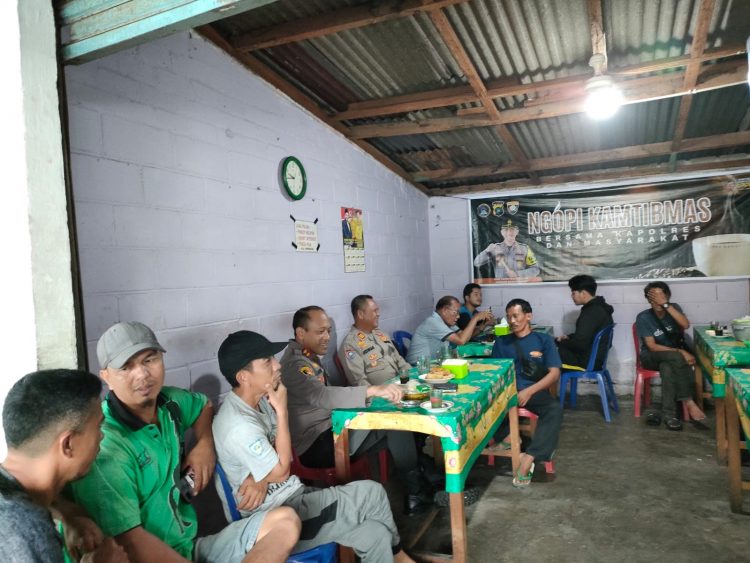 Kapolres Bangka Barat melaksanakan kegiatan Kopi kamtibmas yang bertempat di Warkop Terminal Kec. Muntok mentok bangka barat