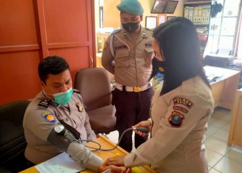 Kepala urusan kesehatan Polres Dairi Pengatur Tk I Hega Trapulina Ginting bersama personil Si Propam melakukan pengecekan dan pengobatan terhadap personil polres Dairi