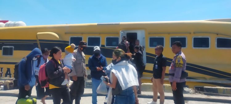 DOBRAK Polsek Lobalain dalam menjalankan tugas Kepolisian, Menyambangi, berinteraksi langsung serta hadir dalam kegiatan masyarakat