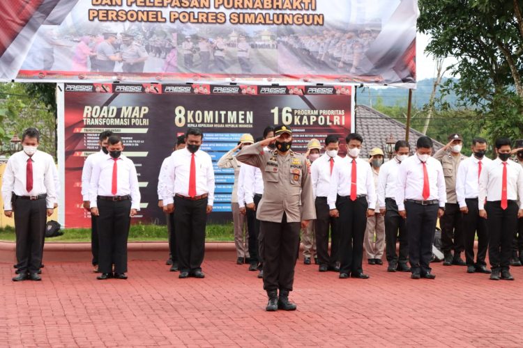 Kapolres Simalungun AKBP Ronald F.C Sipayung, S.H., S.I.K., M.H., menjadi Inspektur Upacara Kenaikan Pangkat Pengabdian Pengakhiran Dinas Dan Pemberian Penghargaan Dilingkungan Polres Simalungun