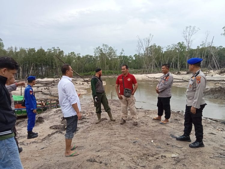 Sat Polairud Polres Bangka Barat, KP. 2005 Dit Polairud Polda Kepulauan Bangka Belitung dan UPTD KPHP Rambat Menduyung turun ke lokasi Hutan Mangrove Sungai Semusuk di Desa Bello Laut, Kecamatan Muntok untuk melakukan penertiban