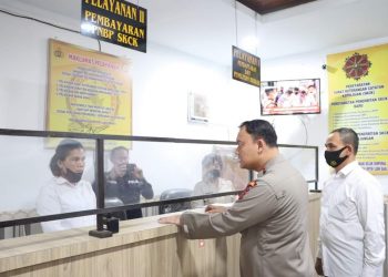 Kapolres Labuhanbatu AKBP ANHAR ARLIA RANGKUTI SIK didampingi Kasat Lantas AKP RUSBENNY meninjau ruang pelayanan SPKT, SKCK dan SIM Polres Labuhanbatu