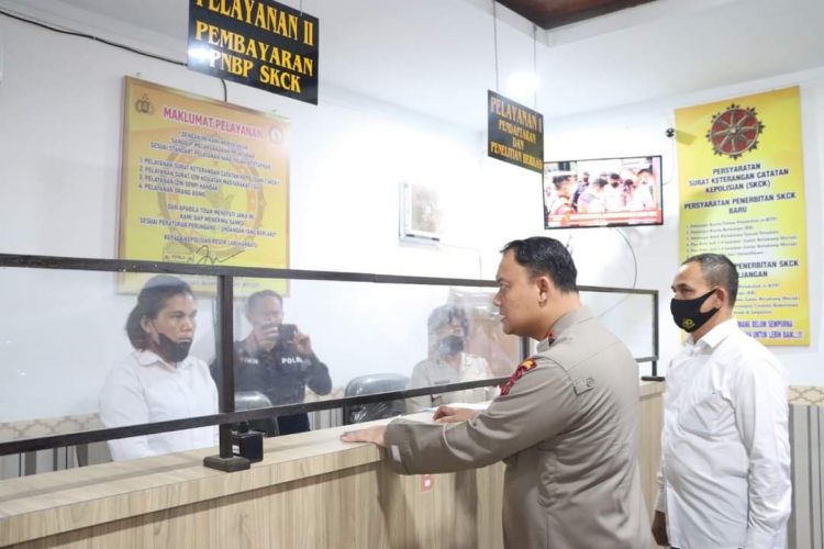 Kapolres Labuhanbatu AKBP ANHAR ARLIA RANGKUTI SIK didampingi Kasat Lantas AKP RUSBENNY meninjau ruang pelayanan SPKT, SKCK dan SIM Polres Labuhanbatu