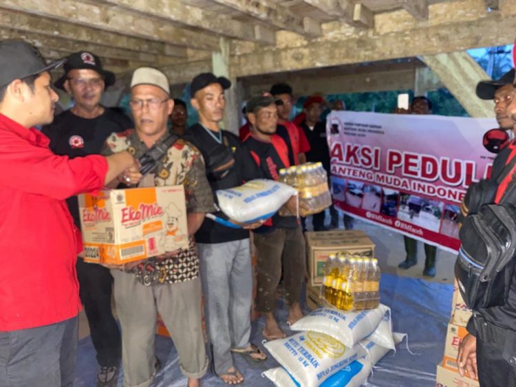 Pengurus Dewan perwakilan daerah Banteng Muda Indonesi (DPD-BMI) Provinsi Aceh susur pendalaman Aceh Timur antarkan bantuan untuk korban banjir yang terisolir dipedalaman