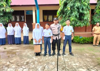 Bhabinkamtibmas Polsek Muara Batu, Brigadir Wahyudi menjadi inspektur upacara di SMP Negeri 2 Muara Batu