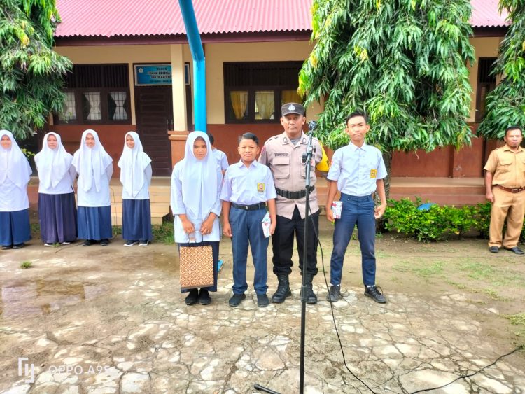 Bhabinkamtibmas Polsek Muara Batu, Brigadir Wahyudi menjadi inspektur upacara di SMP Negeri 2 Muara Batu