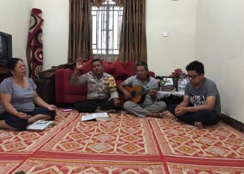 Aipda SG Manalu menyapa dan berkunjung langsung ke rumah masyarakat untuk melaksanakan Komunikasi Sosial