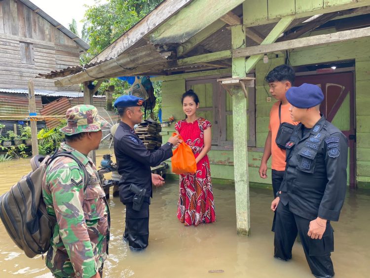 Personel dari Batalyon C Pelopor Satuan Brimob Polda Riau dipimpin Ipda Riki Handani, S.Hum bersama Polsek Batang Gansal dan Babinsa, menggelar patroli banjir sembari menyalurkan bantuan sembako