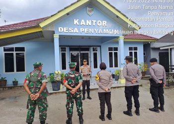 Kapolsek Pemali Ipda Rusdi Yunial, S.H pimpin kegiatan patroli gabungan bersama personil TNI dari koramil 413-06 Sungailiat di wilayah Kecamatan Pemali