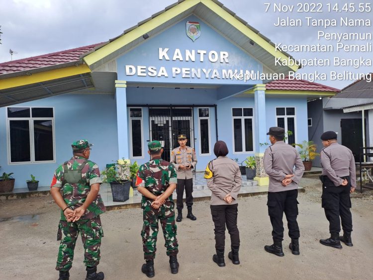 Kapolsek Pemali Ipda Rusdi Yunial, S.H pimpin kegiatan patroli gabungan bersama personil TNI dari koramil 413-06 Sungailiat di wilayah Kecamatan Pemali