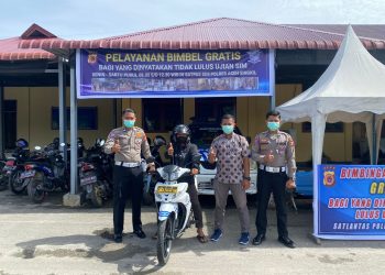 Kasat Lantas Polres Aceh Singkil IPTU Mulyadi, SH.MH berserta Baur Sim dan Anggota Sim Polres Aceh Singkil (08/11-2022) melaksanakan bimbingan belajar (bimbel) kepada masyarakat yang ingin membuat sim