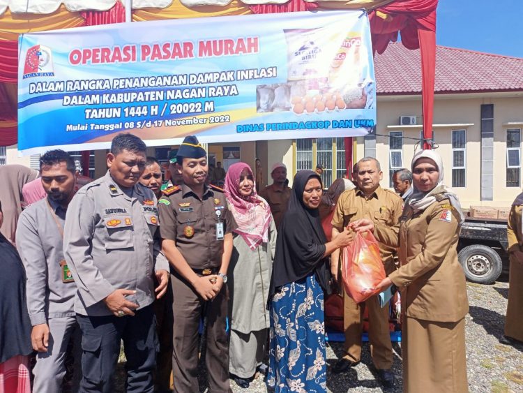 Kegiatan pasar murah perdana, dibuka langsung oleh Pj (Penjabat) Bupati Nagan Raya, Fitriany Farhas, AP, S.Sos.,M.Si yang berlokasi di halaman Kantor Camat Kuala
