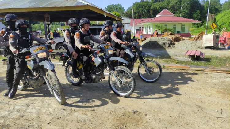 Personil Dit Samapta Polda Kaltim Subsatgas Preventif Pos Pam Dermaga dan Bangunan Jalan Tol Pulau Balang Kel. Pantai Lango Kec. Penajam Kab. Penajam Paser Utara Kaltim lakukan Apel Pagi Dalam Rangka Operasi Kepolisian Kewilayahan Nusantara Mahakam Tahun 2022