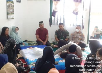 Kapolres Dairi melayat ke rumah duka Serda Rubiandi anggota kodim 0206 Dairi yang anaknya meninggal dunia