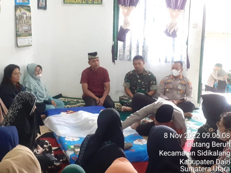 Kapolres Dairi melayat ke rumah duka Serda Rubiandi anggota kodim 0206 Dairi yang anaknya meninggal dunia