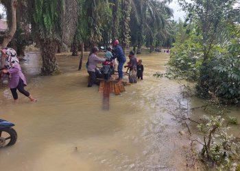 pemantauan debit air di lokasi titik tertentu yang ada di wilayah Kecamatan Kecamatan Simpang Kiri dalam mengantisipasi adanya bencana alam