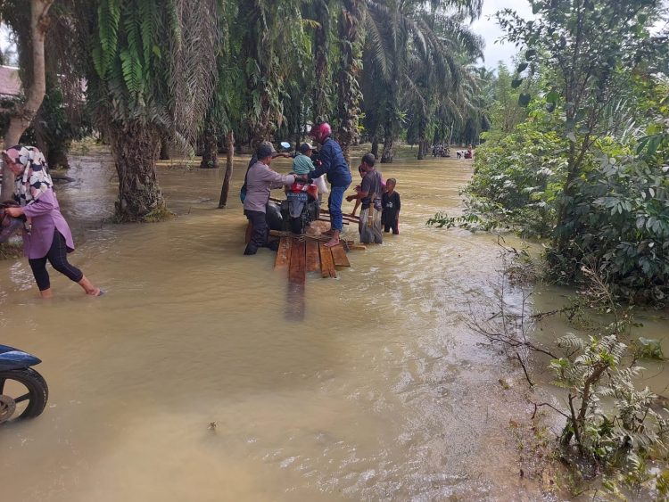 pemantauan debit air di lokasi titik tertentu yang ada di wilayah Kecamatan Kecamatan Simpang Kiri dalam mengantisipasi adanya bencana alam