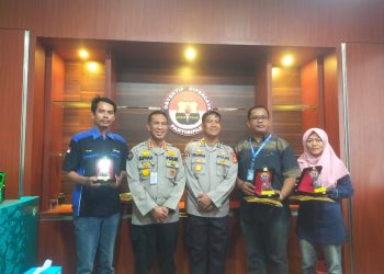 Bidhumas Polda Sumsel menyerahkan Trofi, Piagam dan Uang Pembinaan kepada para pemenang lomba penulisan artikel berita dan lomba fotografer dalam rangka memperingati hari ulang tahun Humas Polri yang Ke-71 Tahun 2022