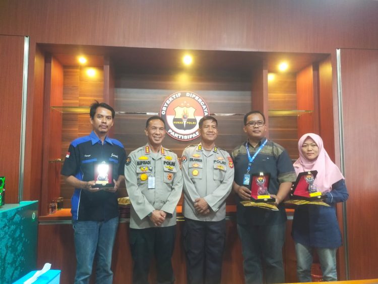 Bidhumas Polda Sumsel menyerahkan Trofi, Piagam dan Uang Pembinaan kepada para pemenang lomba penulisan artikel berita dan lomba fotografer dalam rangka memperingati hari ulang tahun Humas Polri yang Ke-71 Tahun 2022