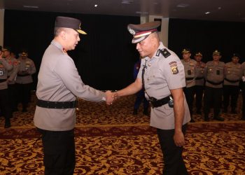 Serah terima jabatan Kayanma Polda Sumsel dari pejabat lama
Kompol Raphael B Jaya Lingga ST SH kepada pejabat baru AKBP Rediansyah ST MH