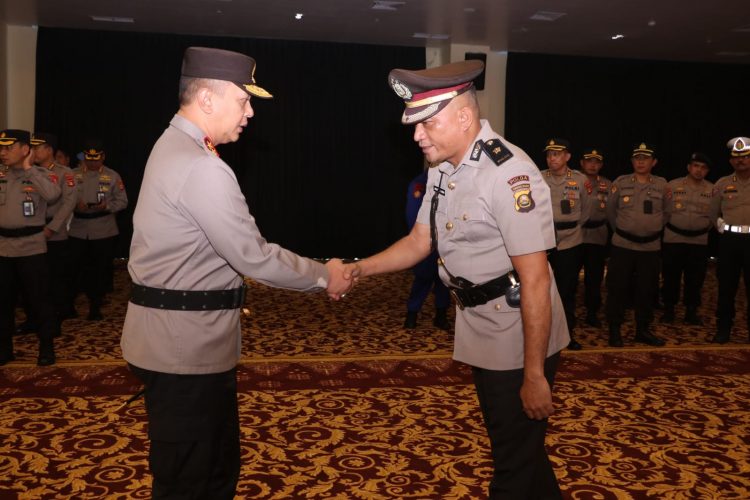 Serah terima jabatan Kayanma Polda Sumsel dari pejabat lama
Kompol Raphael B Jaya Lingga ST SH kepada pejabat baru AKBP Rediansyah ST MH