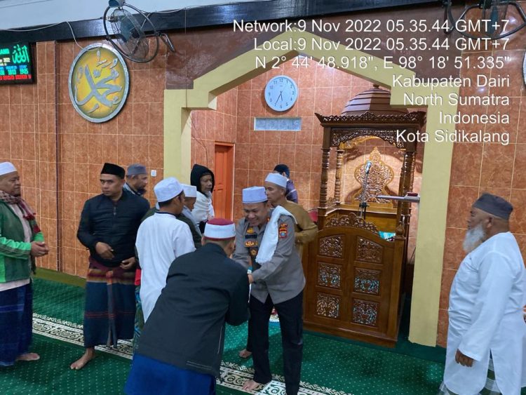 Kapolres Dairi AKBP Wahyudi Rahman, SH, SIK, MM pada rabu subuh melaksanakan kegiatan sholat subuh keliling bertempat di mesjid agung sidikalang