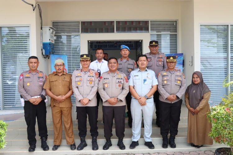 Kapolres Aceh Utara AKBP Riza Faisal, S.I.K., M.M melalukan pengawasan secara langsung terhadap pelayanan publik dengan melakukan Inspeksi Mendadak (Sidak) di kantor SAMSAT