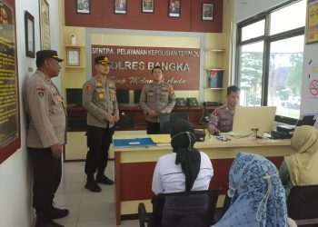 Kapolres Bangka AKBP Indra Kurniawan, S.H., S.I.K., M.Si., melakukan sidak di Sentra Pelayanan Kepolisian Terpadu (SPKT) dan Penjagaan Polres Bangka
