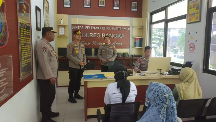 Kapolres Bangka AKBP Indra Kurniawan, S.H., S.I.K., M.Si., melakukan sidak di Sentra Pelayanan Kepolisian Terpadu (SPKT) dan Penjagaan Polres Bangka